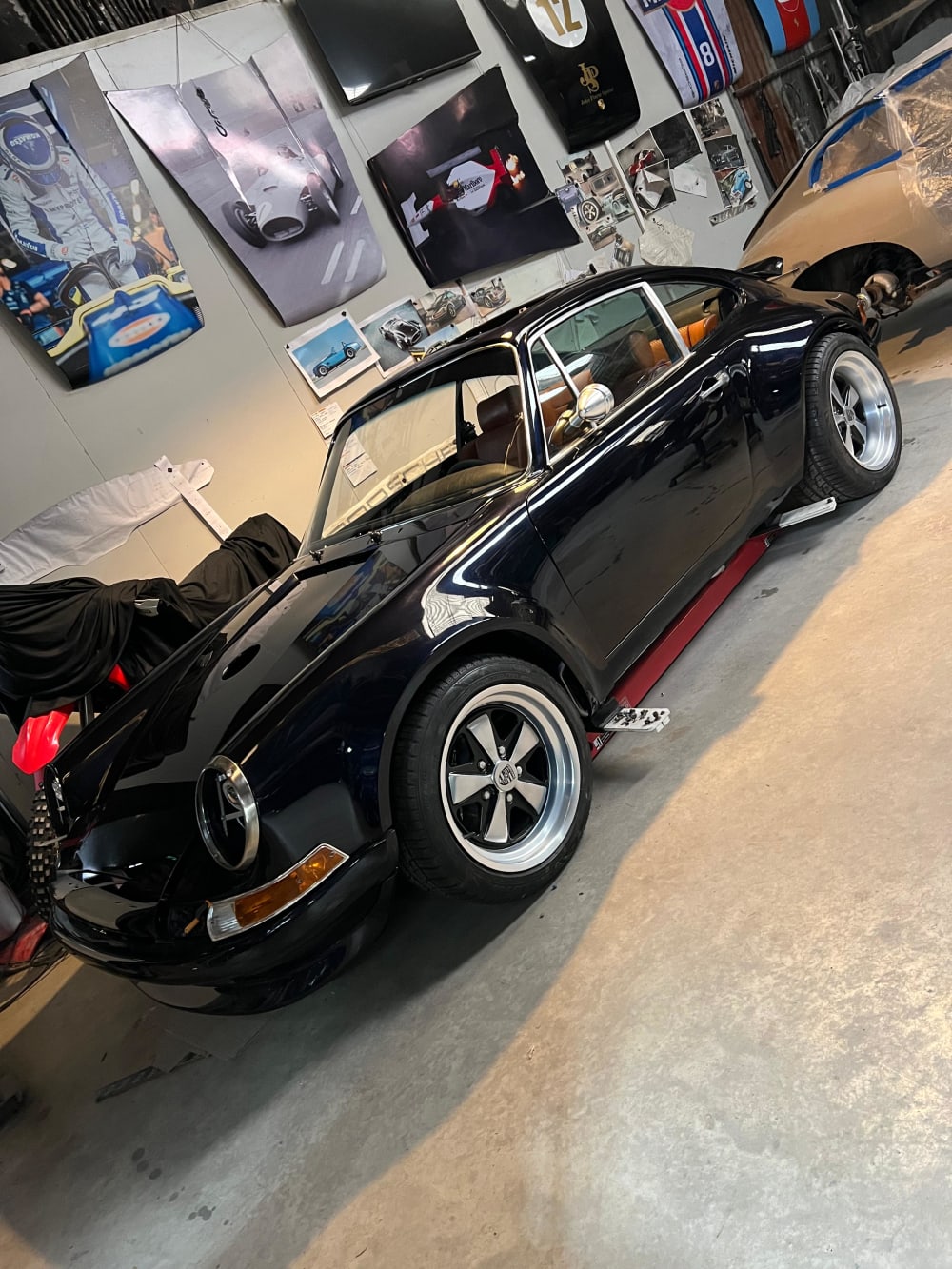 Porsche 911 negro en restauración en taller Gerstner Werks